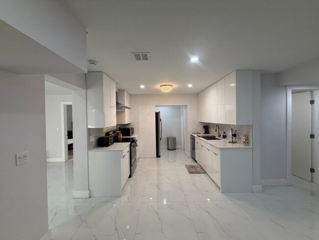 Building Photo - Single Family Home in Non HOA East Boca Raton