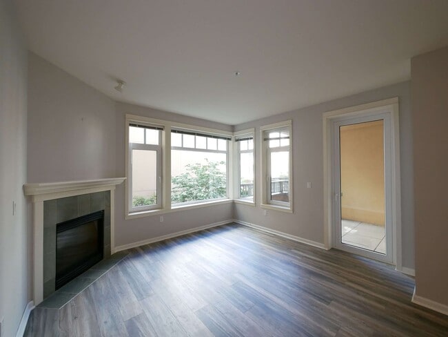 Building Photo - 1Bed 1Bath DT Kirkland Condo Available for Rent!