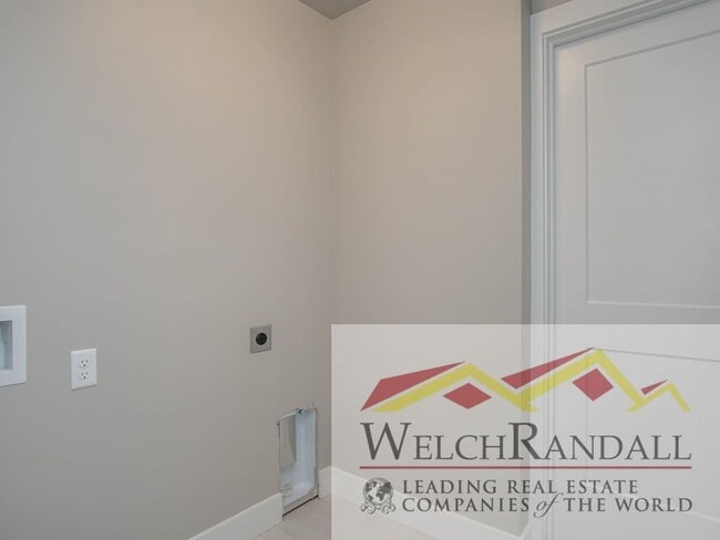 Building Photo - Beautiful 3 Bed 2.5 Bath Townhome in West ...
