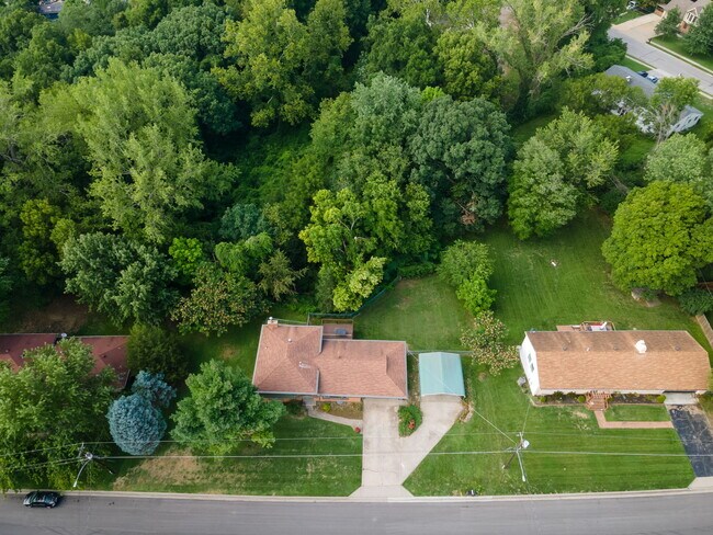 Building Photo - 318 NW Woodland Rd