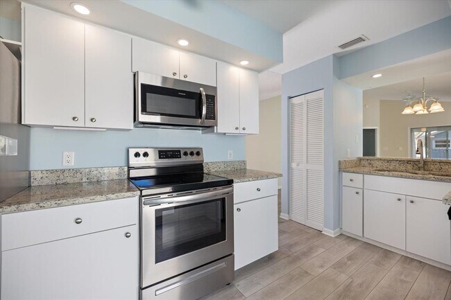 Building Photo - 856 Chatham Dr