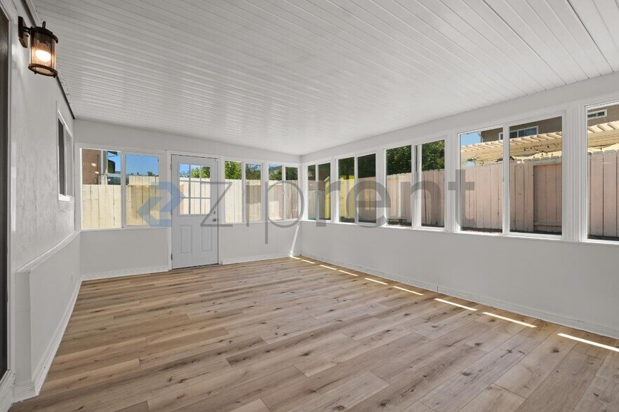 Building Photo - Unit