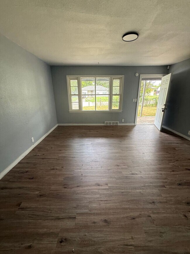 Building Photo - Darling 3 Bedroom in Nice Quiet Area