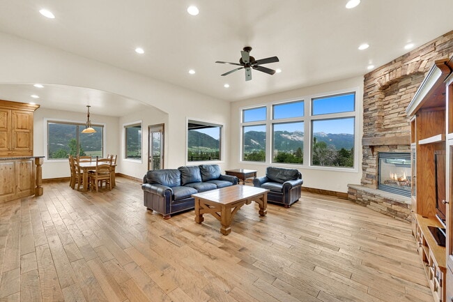 Building Photo - 3573 N Elkview Dr