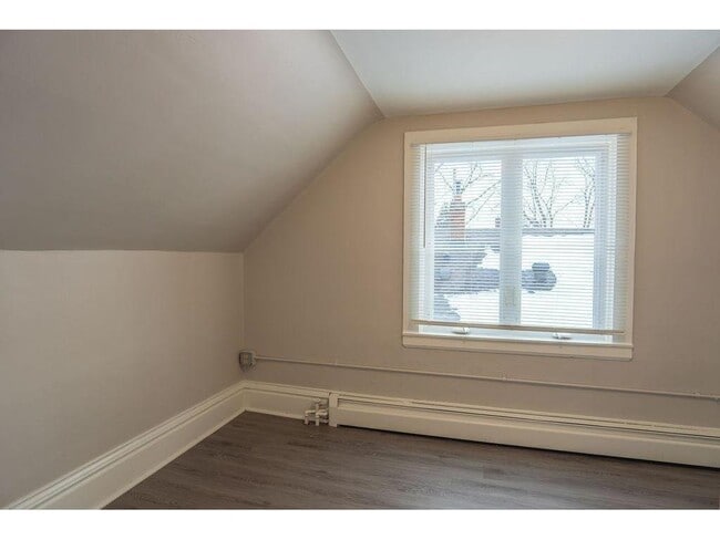 Building Photo - 1220 Burr St N