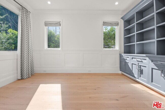 Building Photo - 1153 S Clark Dr