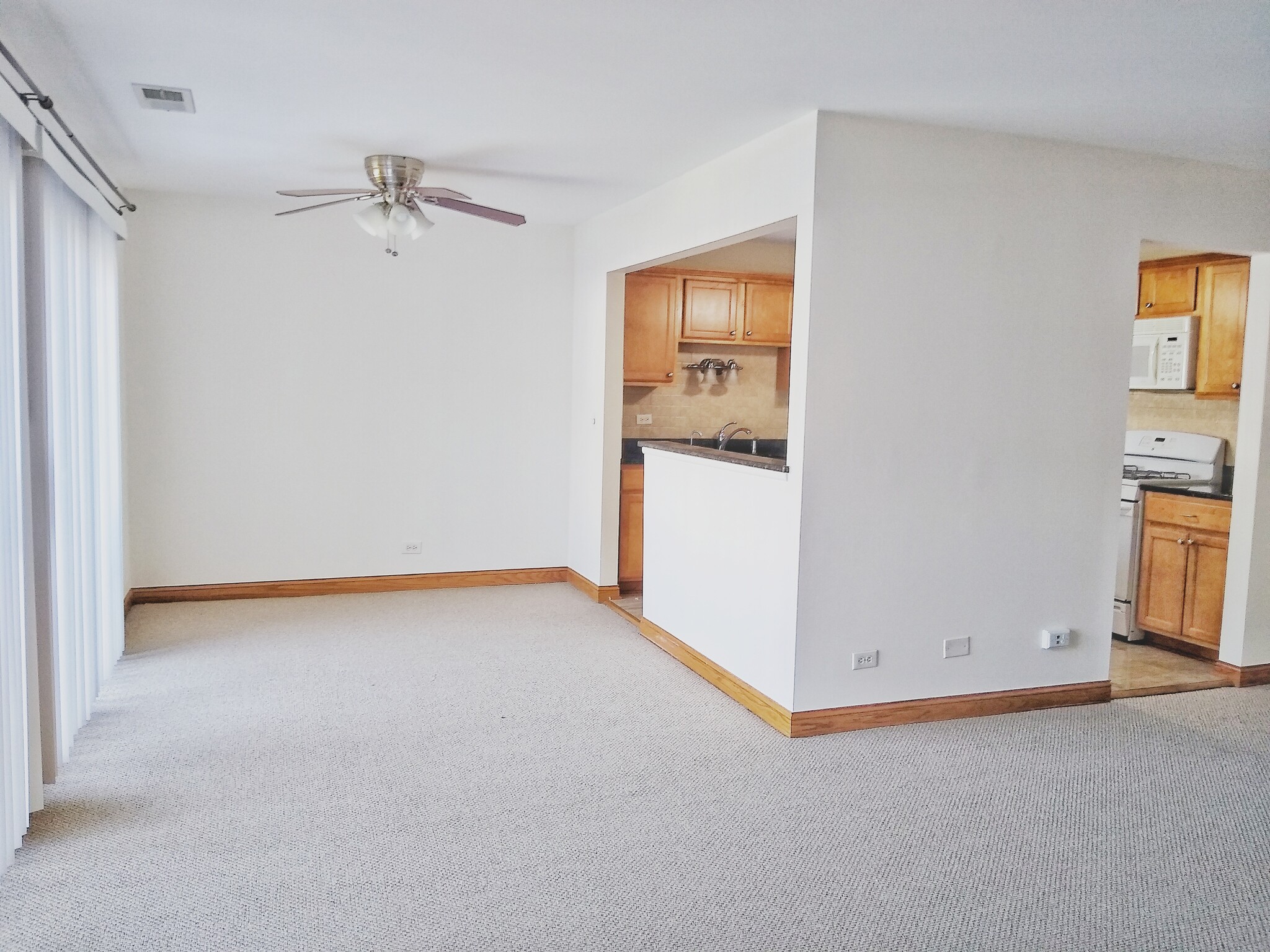 Building Photo - 220 Oak Knoll Ct