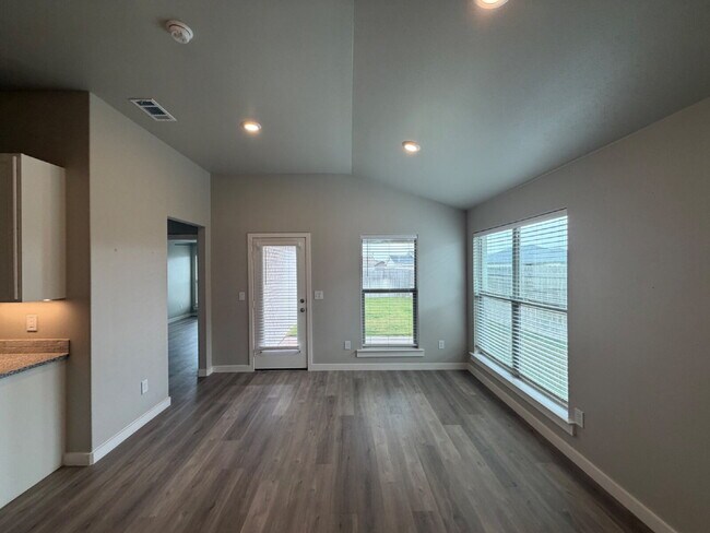 Building Photo - Wonderful 4/2 In Bell Farms!