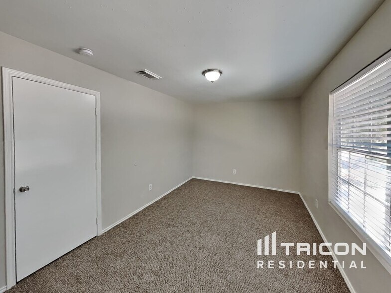 Building Photo - 12844 Edgewood Park Dr