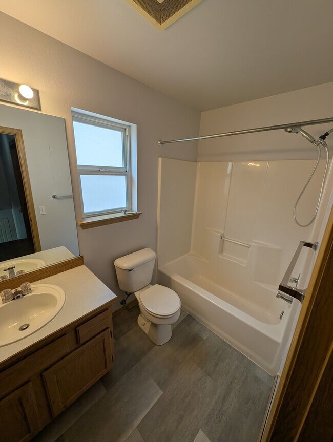 Building Photo - Tri Level, 3 Bedroom For Rent in Port Orchard - Available June 25th!