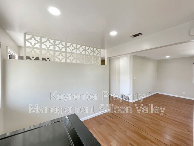 Building Photo - 878 Castlewood Dr