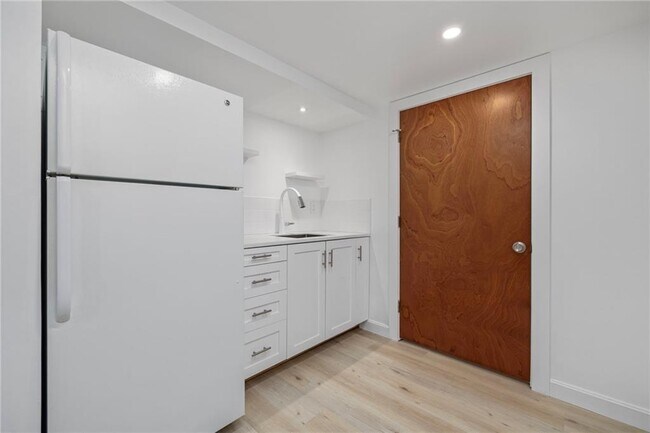 Building Photo - 5 Holten Ave