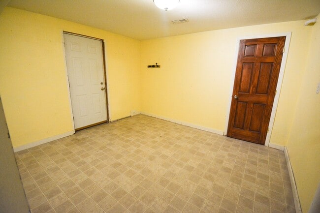 Building Photo - RENT SPECIAL 3-Bedroom Home with Walk-In Closet, Deck & Prime Location Near Shopping