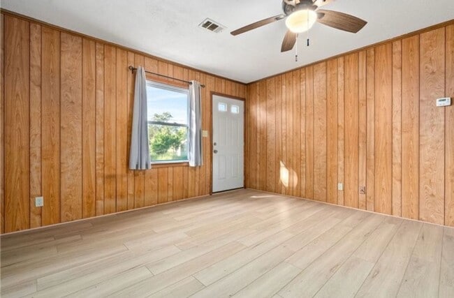 Building Photo - 806 S 11th St