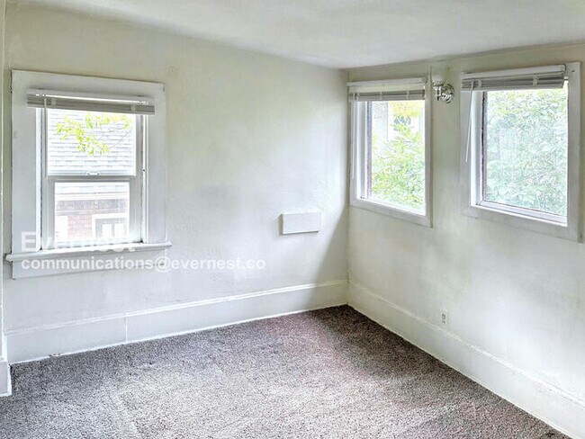 Building Photo - First Month Rent Free / Lovely 1 Bed, 1 Ba...