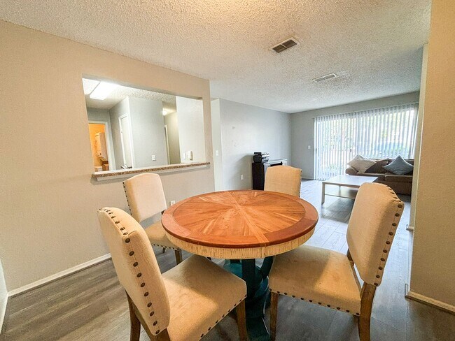 Building Photo - Windsor Park #317 - Pet Friendly!