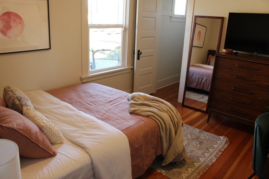 Bedroom - 2514 S Ainsworth Ave