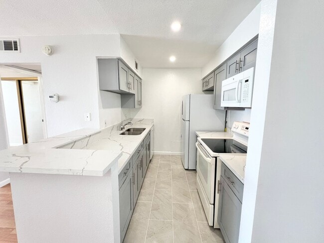 Building Photo - Oceanfront Top-Floor Condo – 1 Bed, 1 Bath...