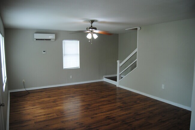 Building Photo - La Marque 6 Unit