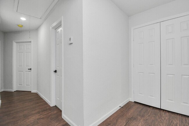 Building Photo - 262 1/2 De Boll St