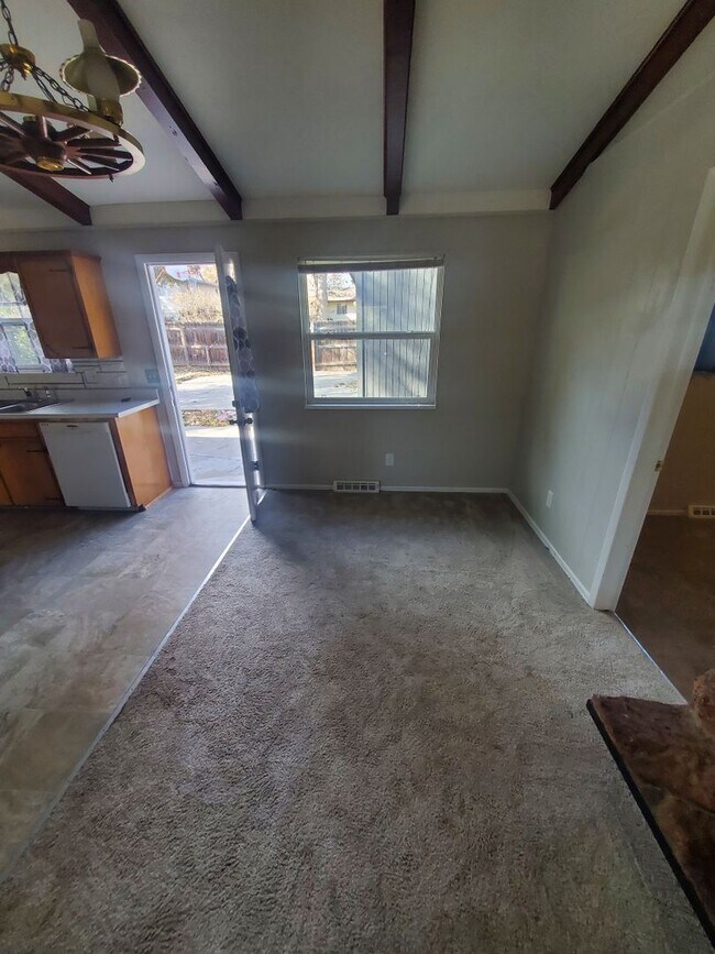 Building Photo - Spacious Ranch Style 4 BR Available in Aug...