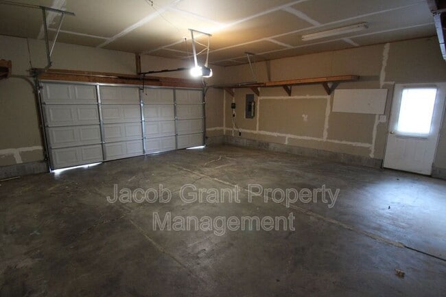 Building Photo - 4240 Willow Canyon Dr