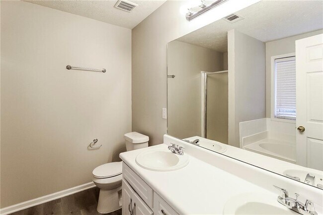 Building Photo - 3221 Victoria Pl Dr