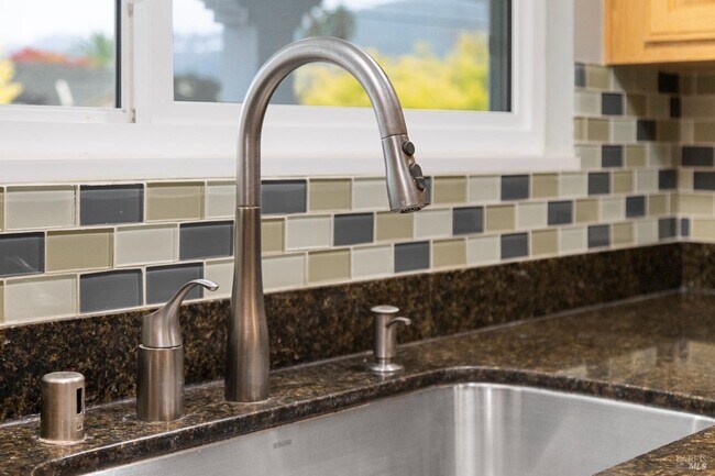 Building Photo - 700 Tamarack Dr