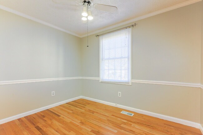 Building Photo - Bright and Spacious Townhome Living Near Reston