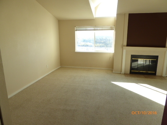Building Photo - Charming 2 Bed 2 Bath Condo in Factoria