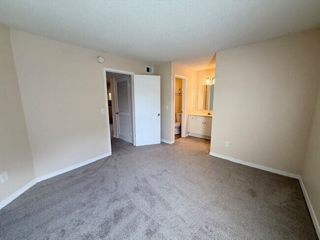 Building Photo - Beautiful Ground-Floor 2 Bedroom, 2 Bathroom Condo in The Landings at Belle Rive!