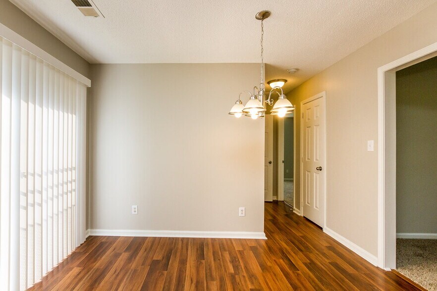 Building Photo - 10115 Northwoods Forest Dr
