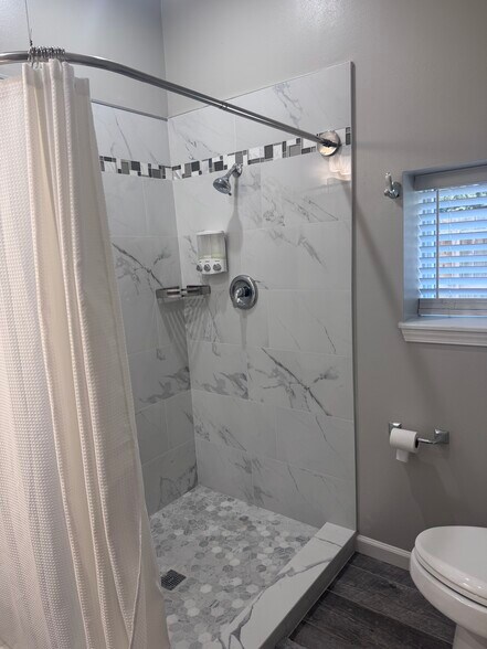 Building Photo - 6615 Tippin Ave