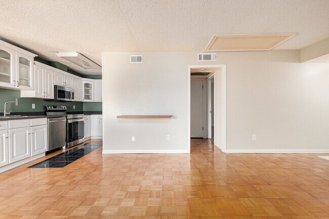 Building Photo - Experience comfortable city living in this...