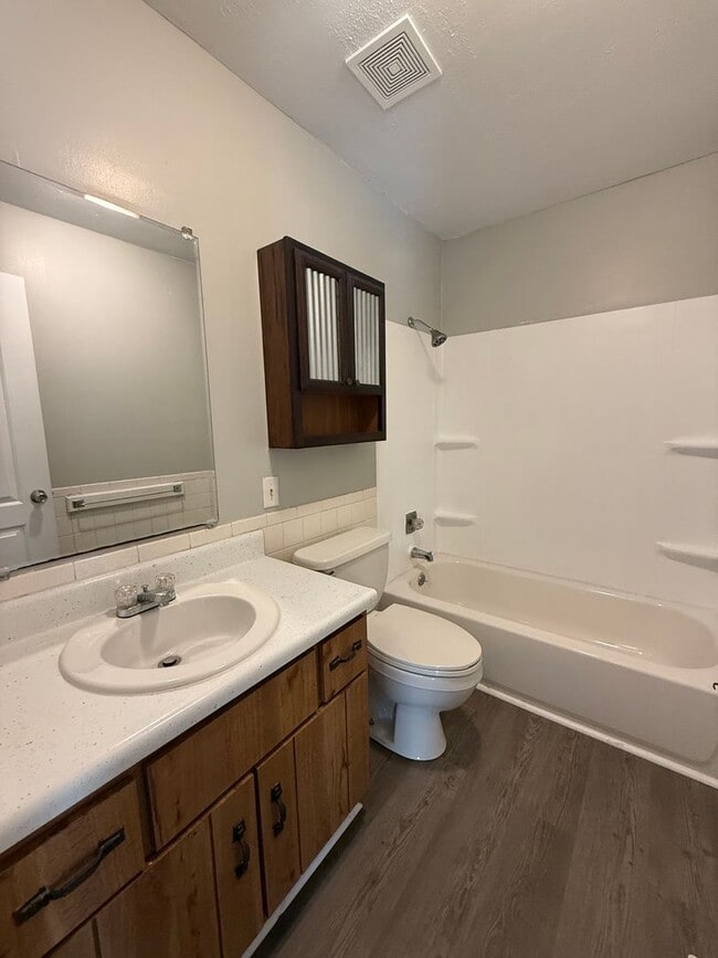 Building Photo - 2 Bed 1 Bath Duplex AVAILABLE NOW!!