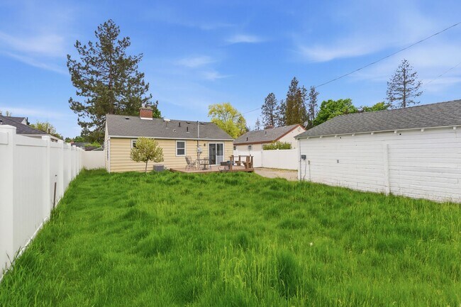 Building Photo - Modern & Cozy Spokane Retreat | Prime Location Near South Hill