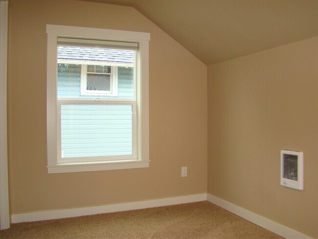 Building Photo - Charming 3 bedroom, 2 bath home