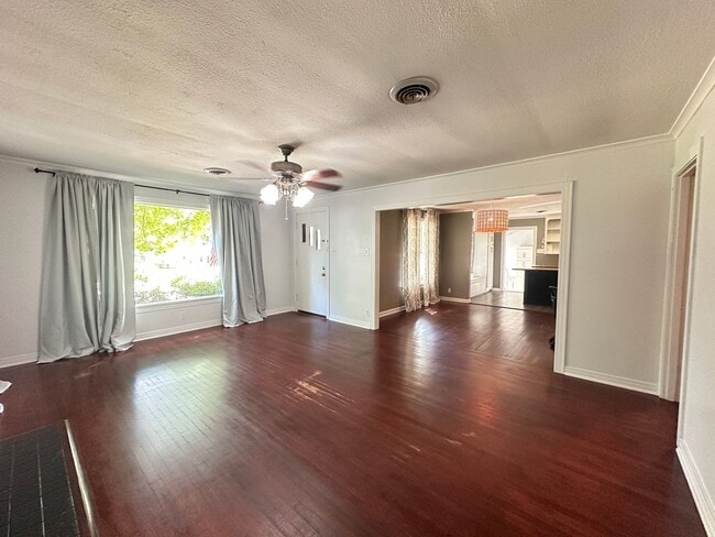 Building Photo - Spacious 2 Bedroom