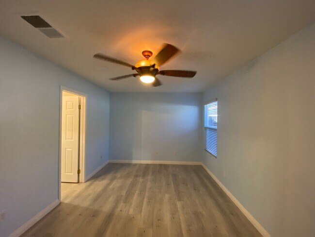 Building Photo - Adorable Home in NW Bakersfield