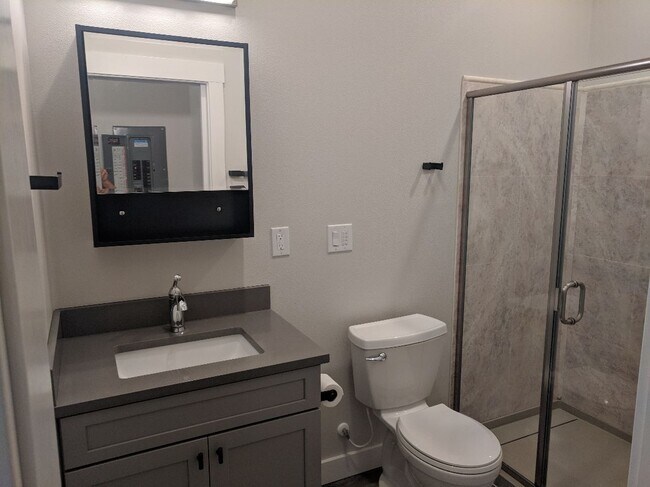 Bath with washer / dryer alcove - 2930 SW Nevada Ct