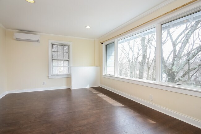 Building Photo - 50 Greenacres Ave