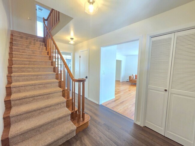 Building Photo - $3,050 - 4 Bed / 2.5 Bath Beautiful Home in Upper South Hill