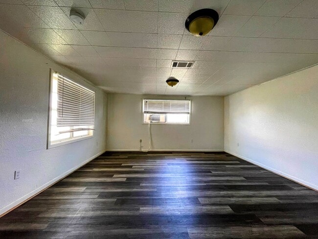 Building Photo - Comfortably Updated 4-Bedroom 2-Bathroom O...