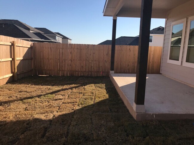 Building Photo - 612 LT Rusty Dr