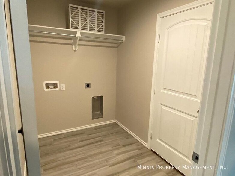 Building Photo - 1217 E 89th St