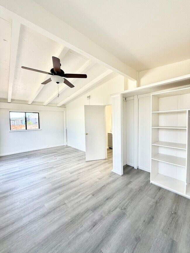 Building Photo - 3br/1ba/2pkg House with enclosed yard in E...