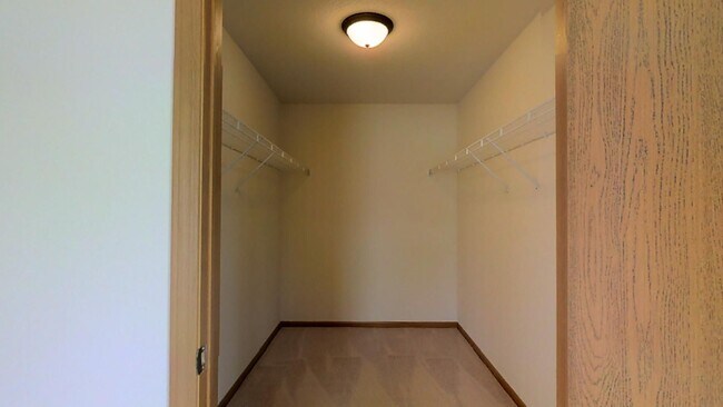 Building Photo - Condo Style Lower 2 Bedroom 2 Bathroom Apartment is Available