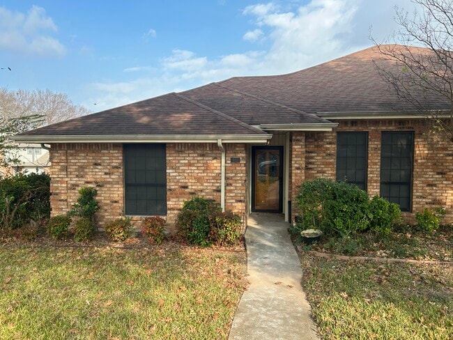 Building Photo - 801 Summit Dr