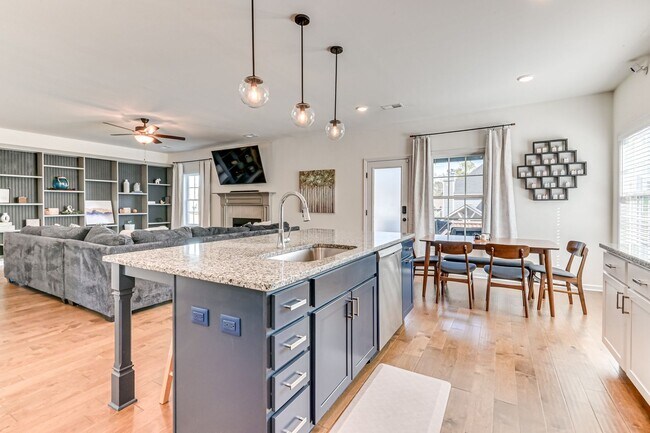 Building Photo - Two Story home in Quaker Knoll! Ready now !