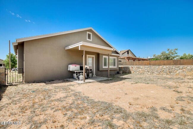 Building Photo - 12769 Tre Maximiliano Ave